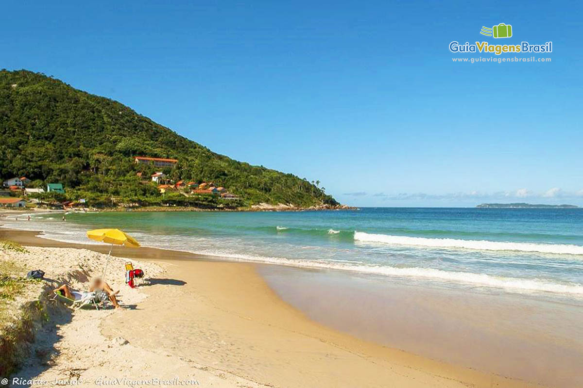 Imagem das belezas exuberantes da Praia Quatro Ilhas.