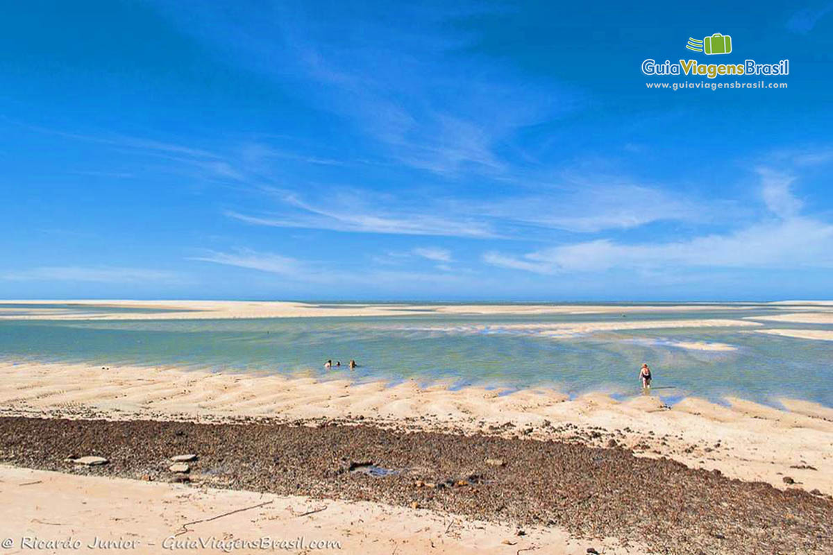 Imagem surpreendente pois até parece deserto porém com pequenas piscinas naturais.