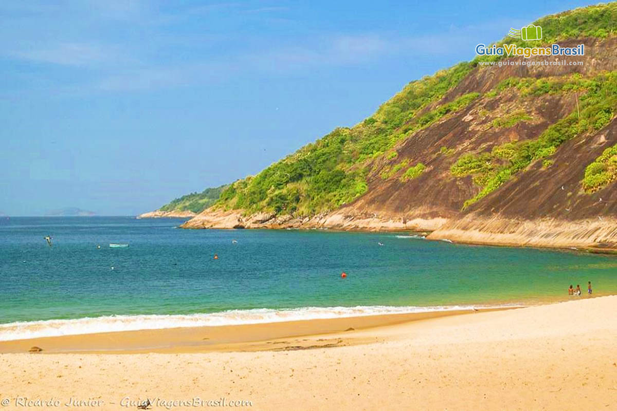 Imagem do mar calmo da Praia Vermelha.