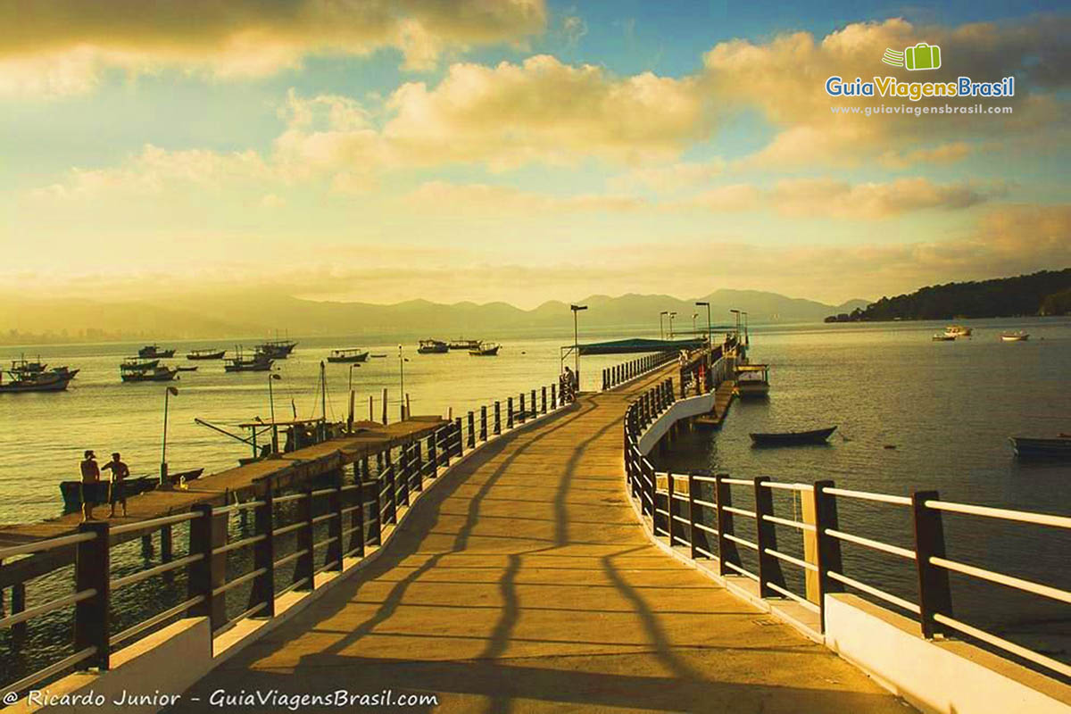 Imagem de belo fim de tarde no Pier em Porto Belo.