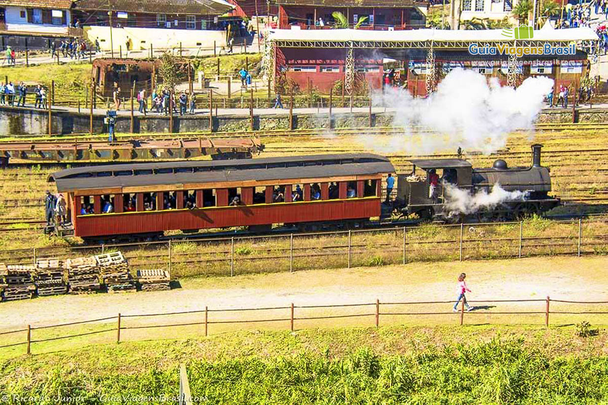 Imagem de belo trem de passageiros.