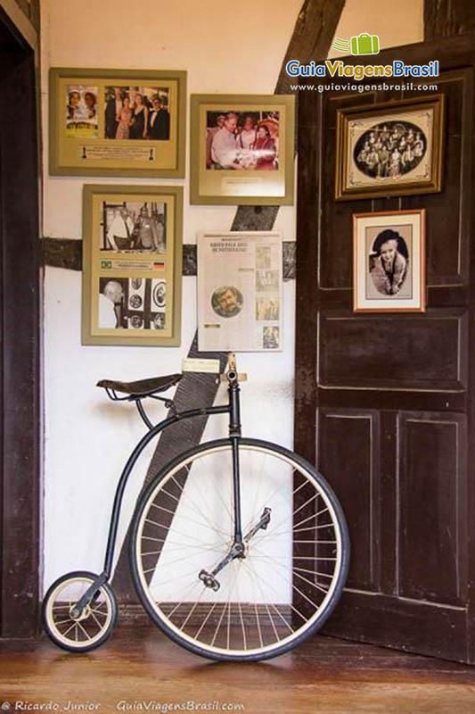 Imagem de uma bicicleta antiga que fica exposta para visitantes.