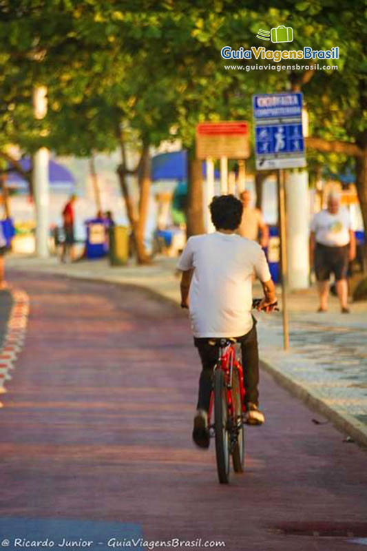 Imagem de uma pessoa andando de bicicleta na ciclovia.