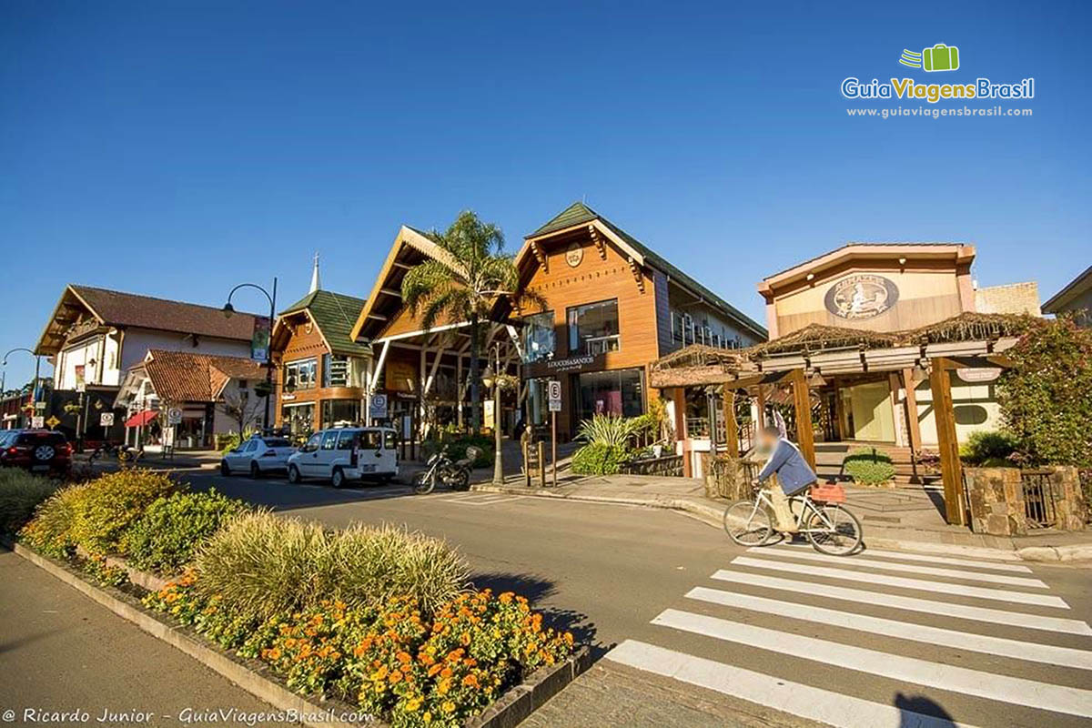 Imagem de moradores andando de bicicleta no Centro de Gramado. 