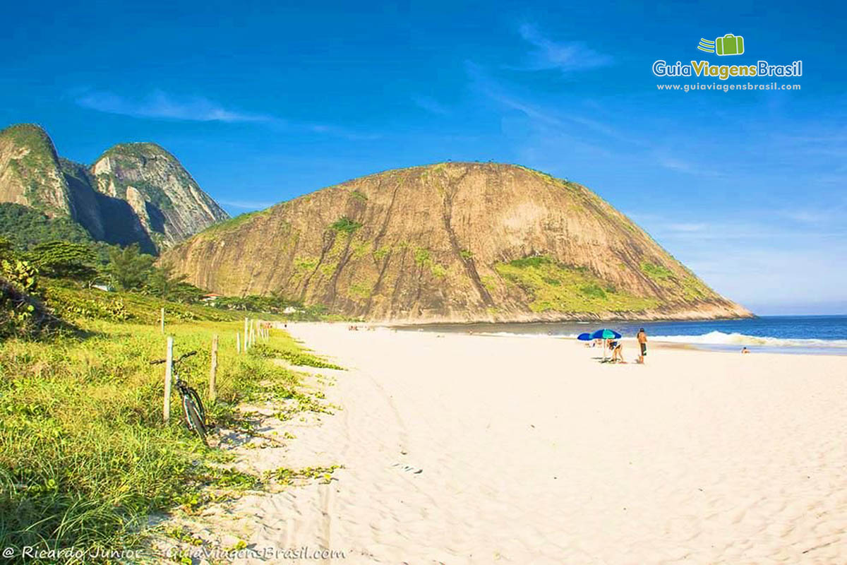 Imagem da bela Praia de Itacoatiara e ao fundo a Pedra do Elefante.