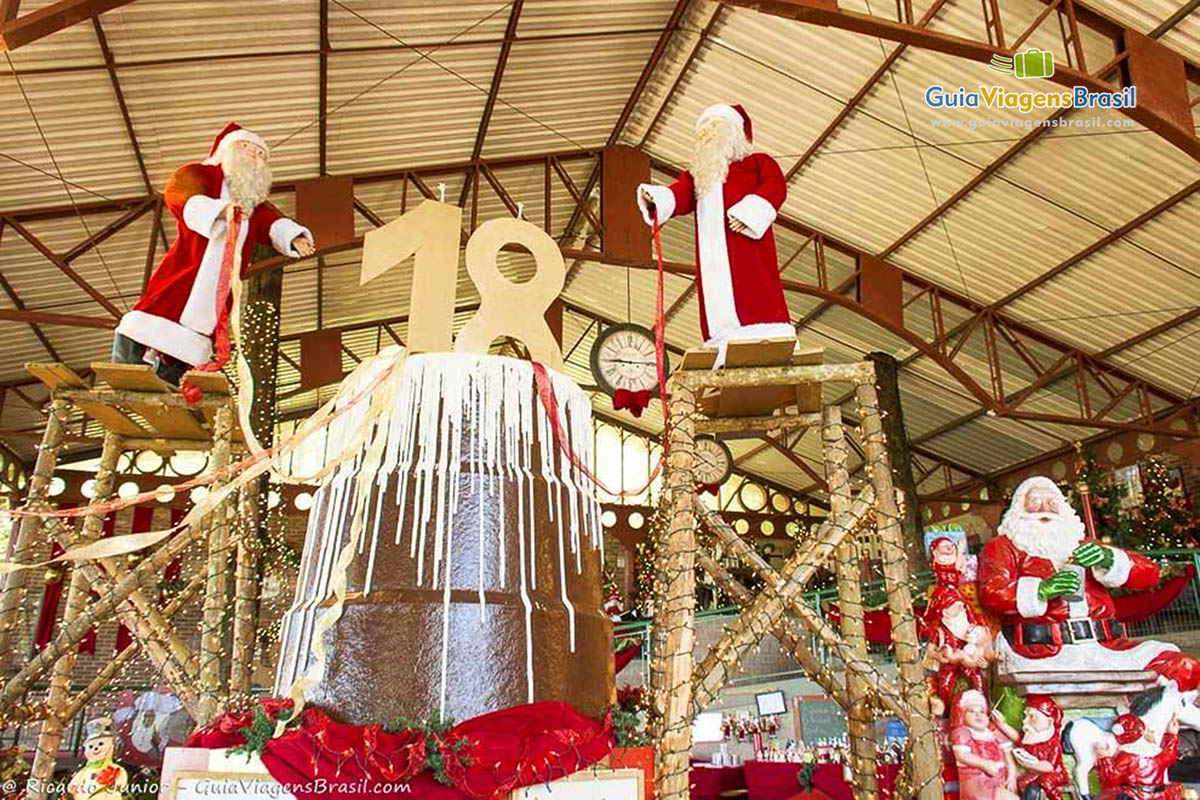 Imagem do imenso bolo do Papai Noel.