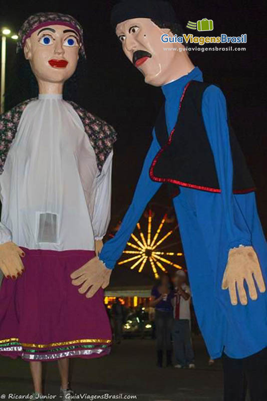 Imagem de bonecos grandes na festa marejada.
