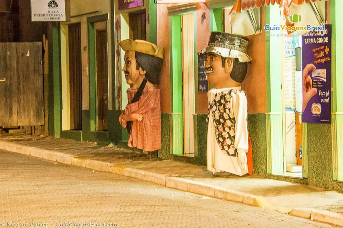 Imagem de bonecos grande da frente de um restaurante.