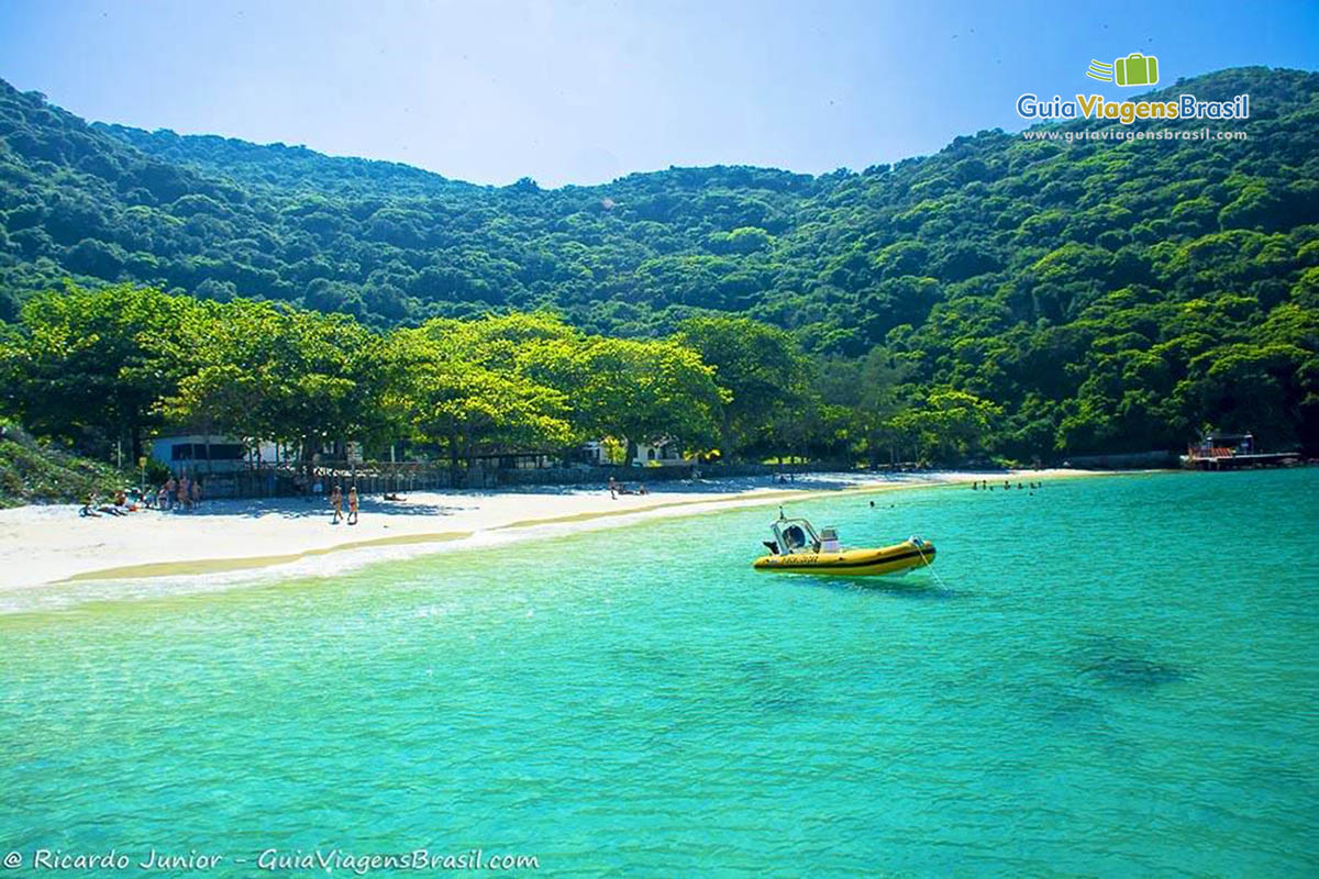 Imagem do lindo mar azul e o bote amarelo parado.