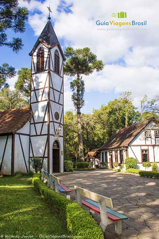 Imagem de bancos de cimento próximo a igreja.