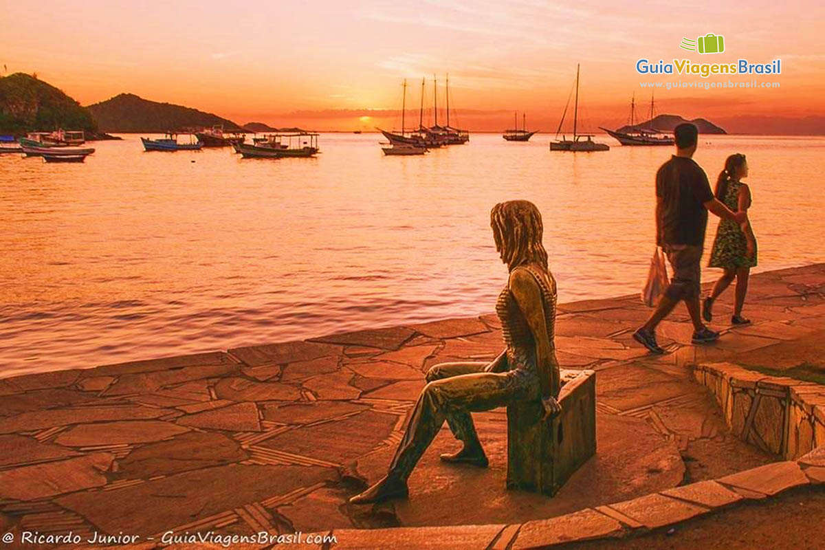 Imagem do entardecer e o monumento de Brigitte Bardot, em Búzios.