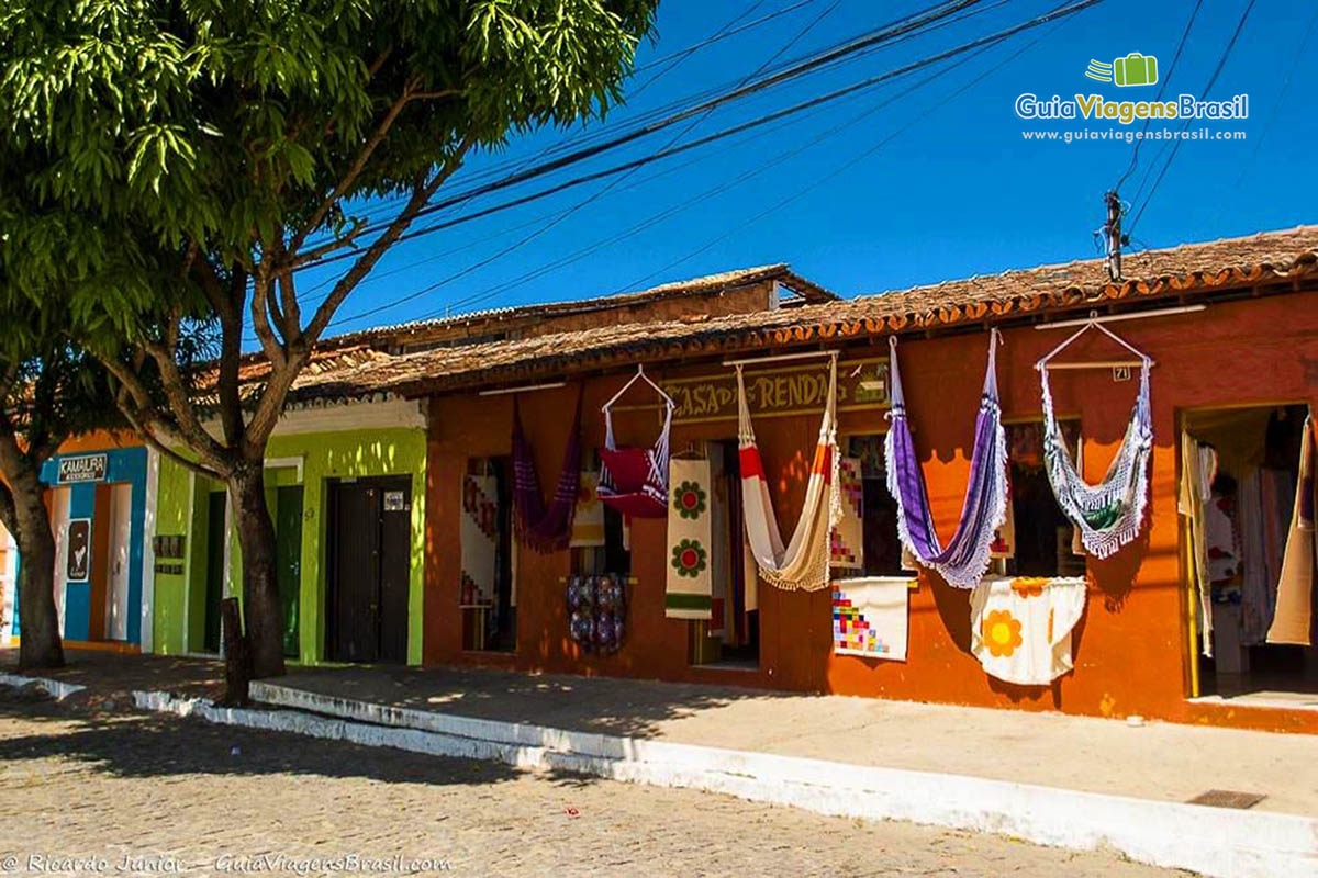 Imagem de redes penduradas na frente de uma loja na broduei.