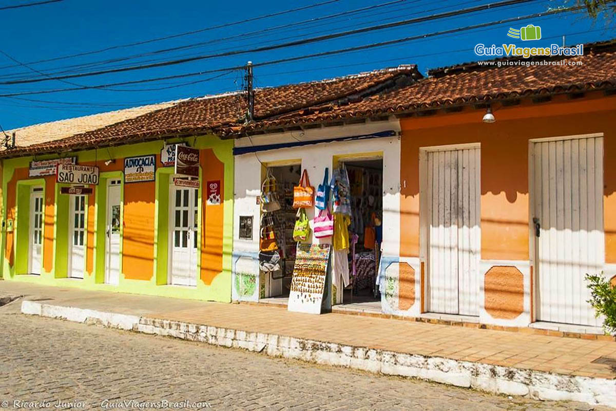 Imagem da fachada de vários comércio em Arraial.