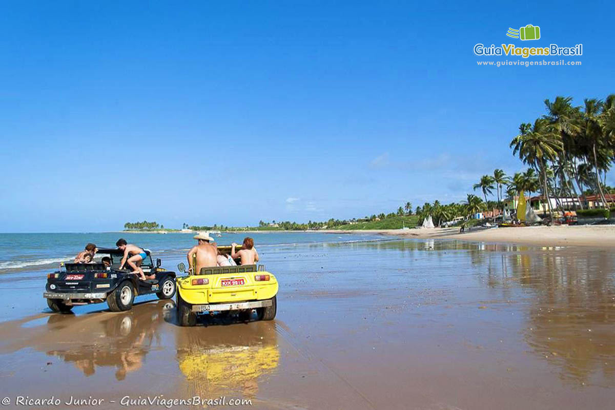 Imagem de turistas andando de bugue na Praia de Maracajaú.