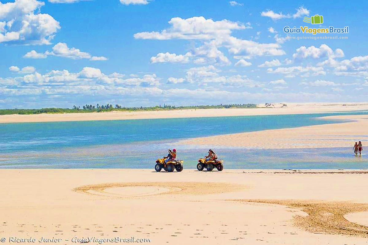 Imagem das águas mornas e calmas da Praia Mundaú em Trairi. 