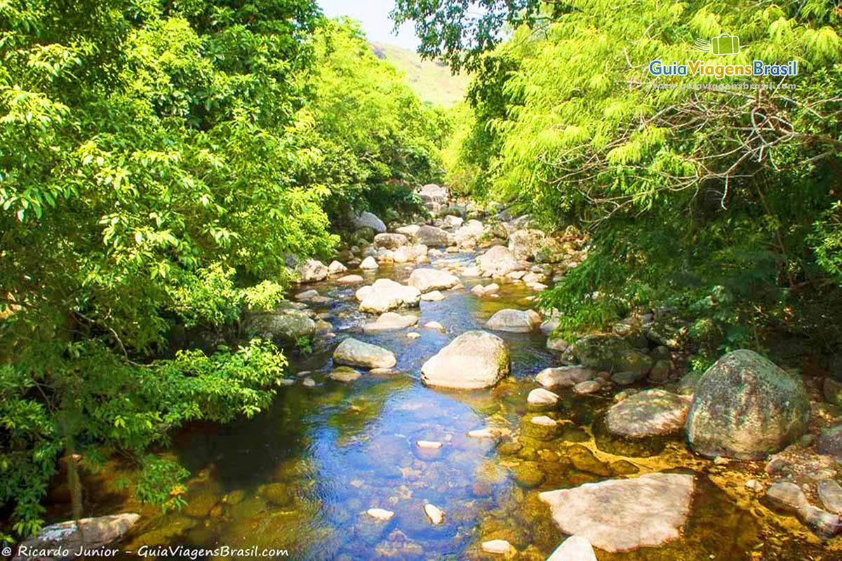 Imagem das águas da cachoeira que encontramos no caminho a Praia Bonete.