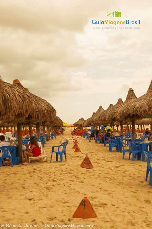 Imagem de quiosque bem localizados na areia da praia.