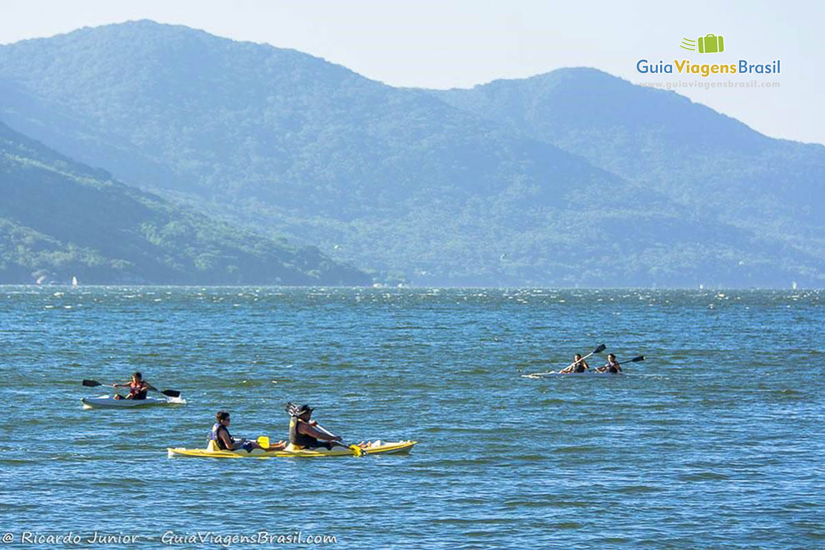 Imagem de pessoas andando de caiaque na Lagoa da Conceição em Florianópolis.