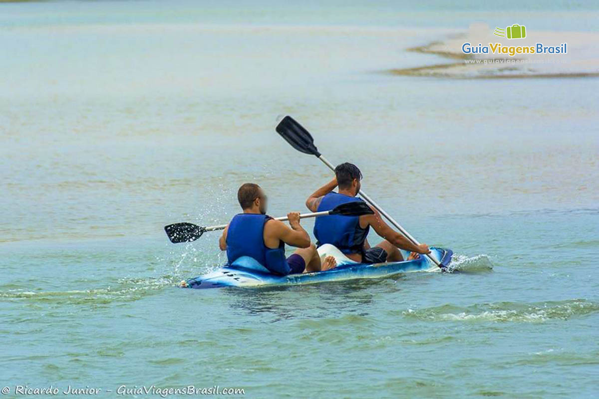 Imagem de dois rapazes andando de caiaque.