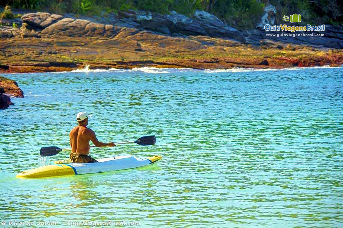 Imagem de uma pessoa andando de caiaque no lindo mar da Praia Ferradurinha.