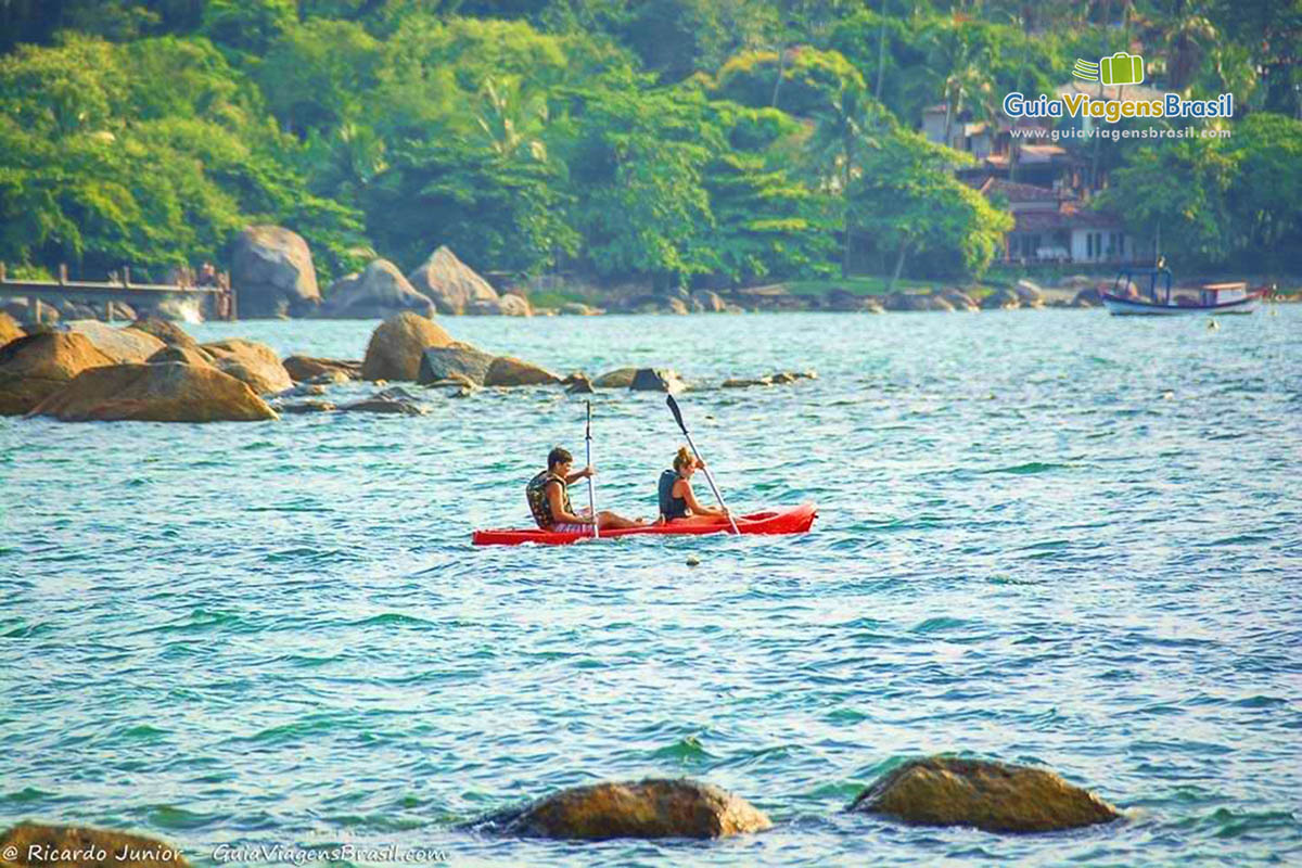 Imagem de pessoas andando de caiaque na Praia do Julião.