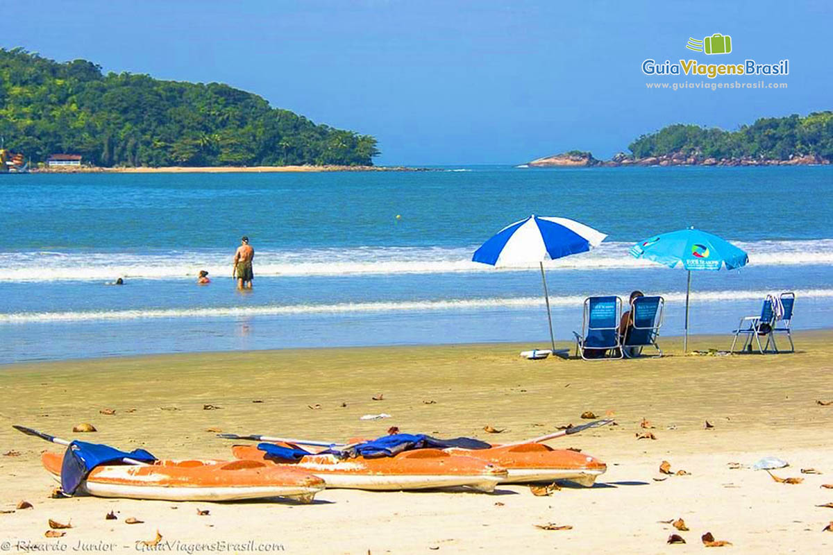 Imagem de caiaque nas areias da Praia Maranduba.