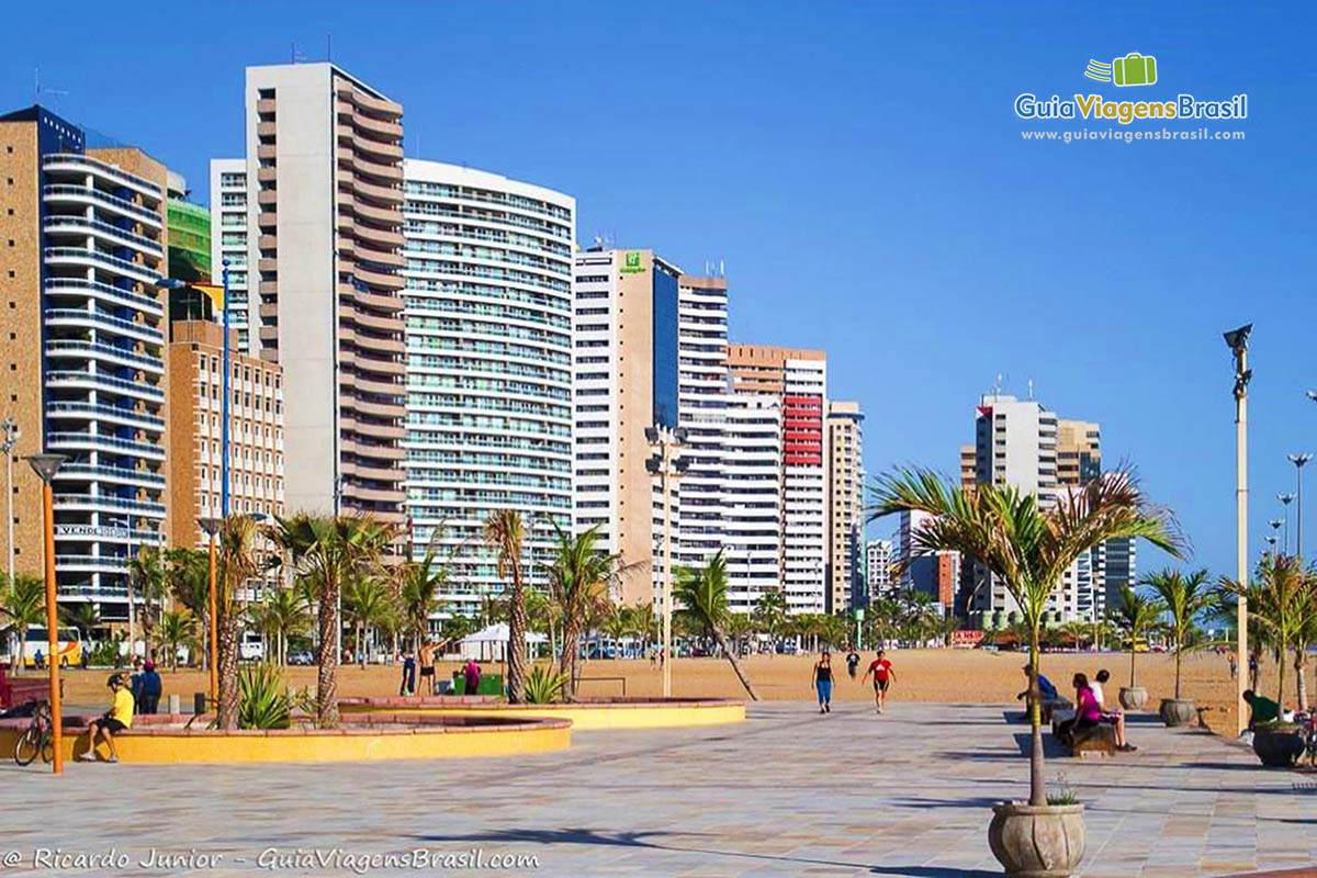 Imagem de pessoa se exercitando no calçadão da praia.