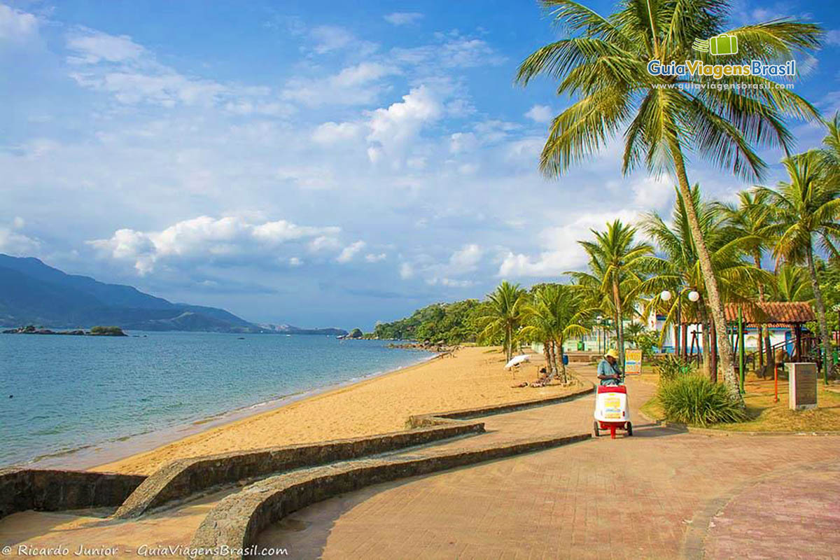 Imagem do calçadão da Praia Grande.