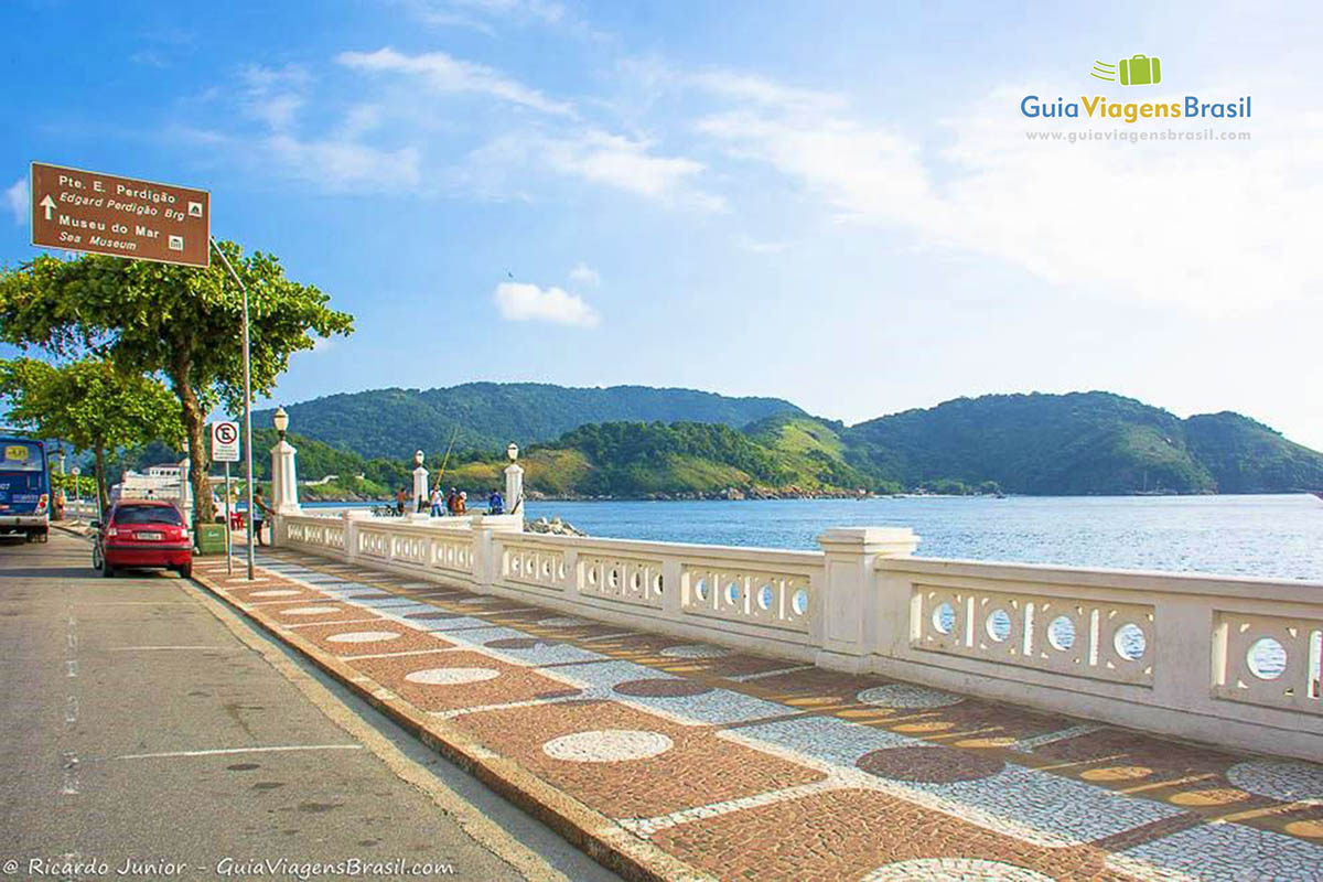 Imagem do calçadão da linda Praia de Santos.