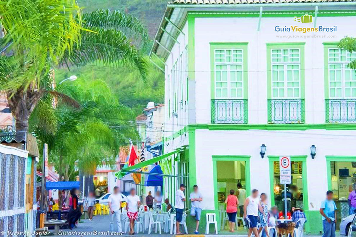 Imagem do calçadão da cidade que termina da praça principal.