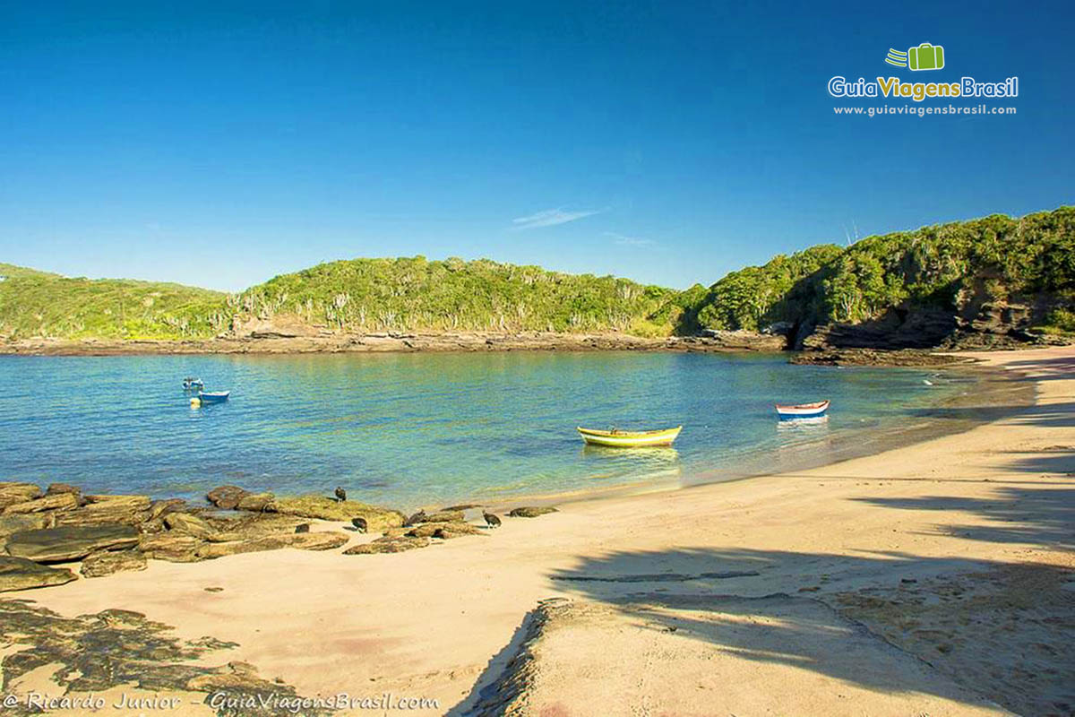 Imagem da praia sossegada de Búzios.