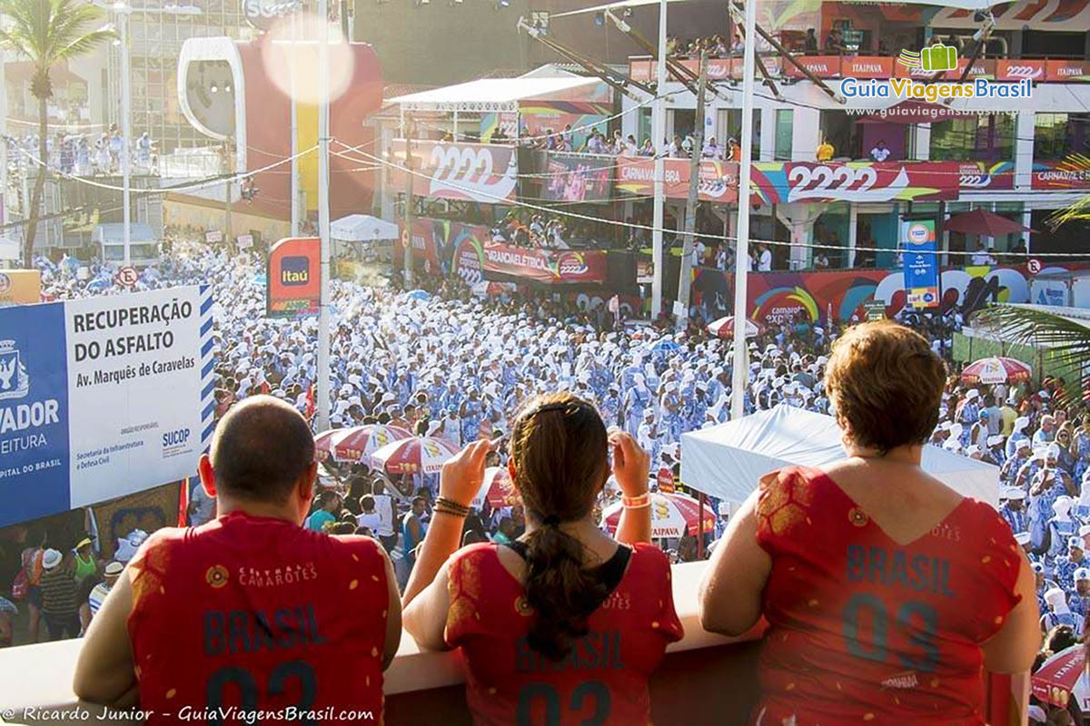 Imagem de pessoas no camarote em Salvador.