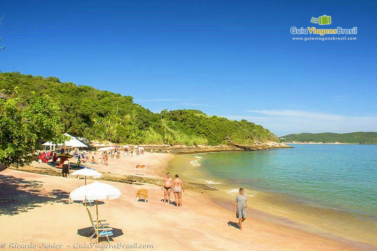 Imagem de pessoas caminhando na Praia Azeda, em Búzios.