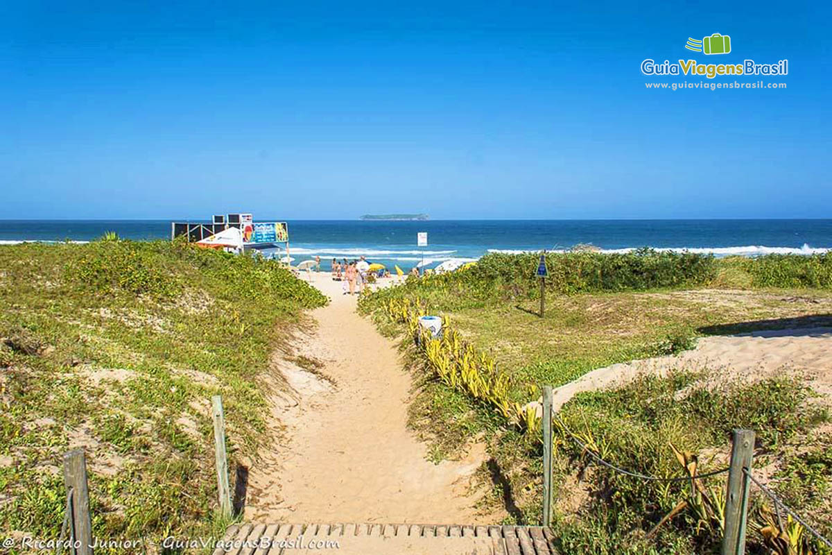 Imagem do caminho na chegada da praia.