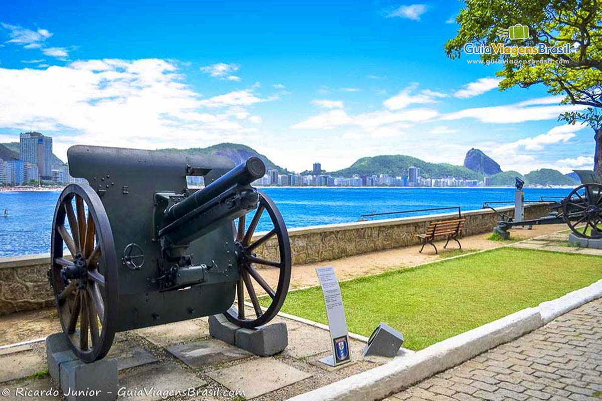 Imagem de um canhão exposto no Forte de Copacabana.
