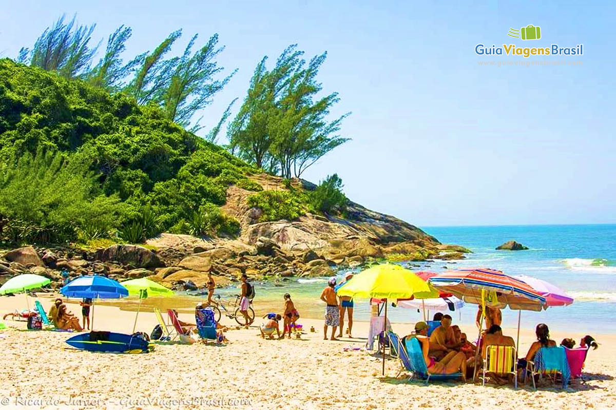 Imagem do canto da praia, próximo as pedras.