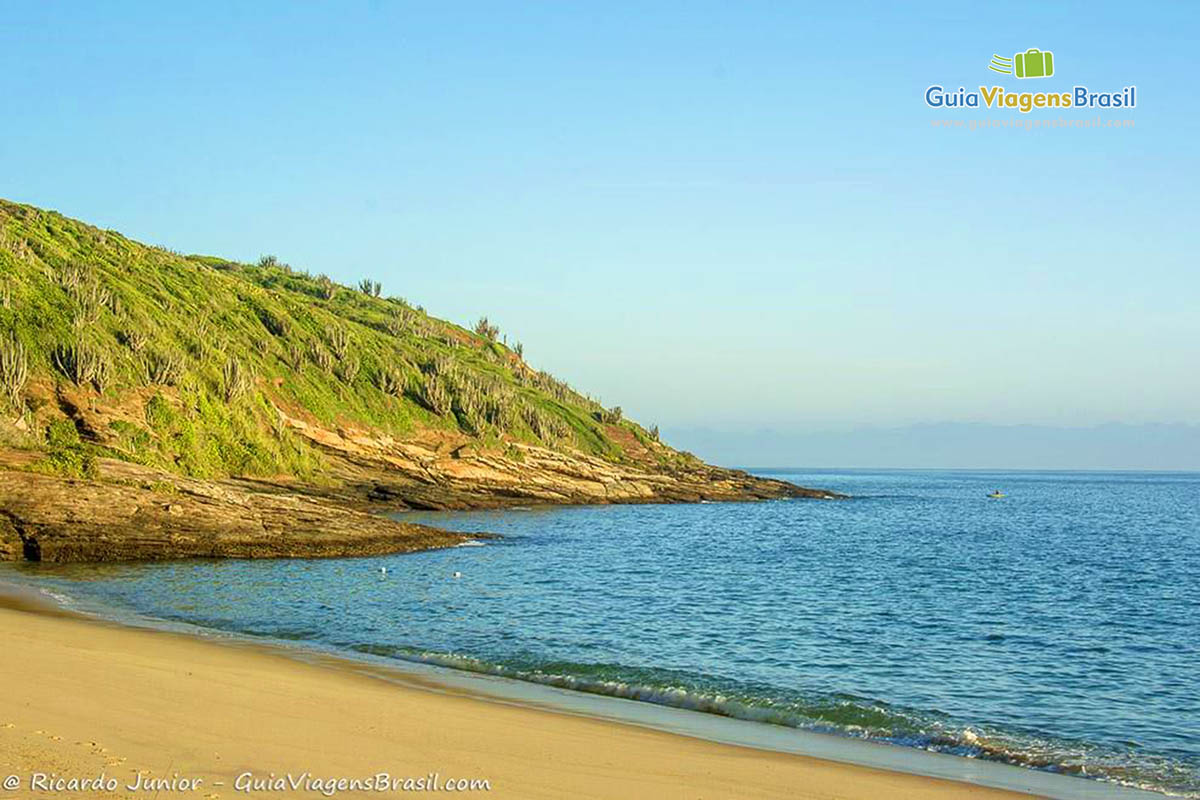 Imagem do canto calmo da Praia de João Fernandes.