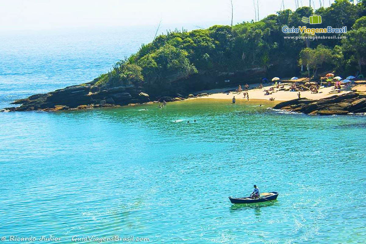 Imagem do alto das águas azuis radiante e canto da Praia Azeda.
