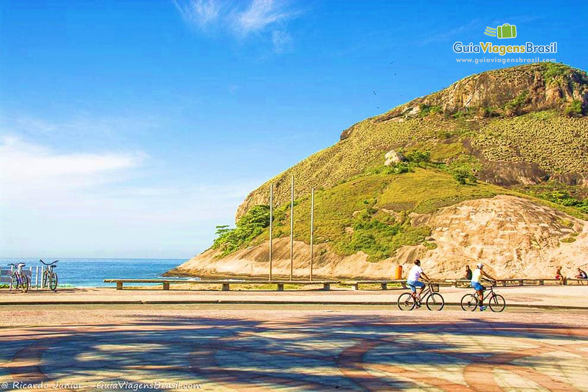 Imagem do canto da Praia do Recreio, no Rio de Janeiro.