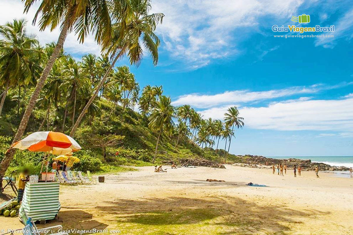 Imagem de um vendedor ambulante no canto da praia.