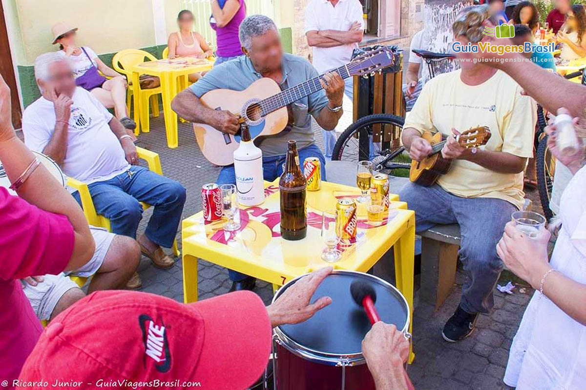 Imagem de cantores que atrai os visitantes para curtir uma boa música.