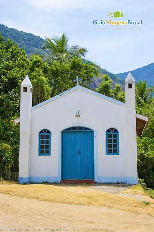 Imagem da linda Capela na praia em Ilhabela.