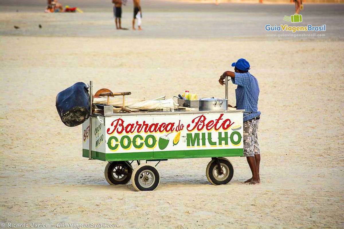 Imagem de carrinho de milho e coco nas areias da Praia das Pitangueiras.