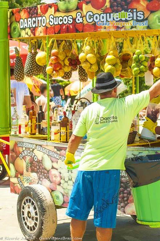 Imagem de vendedor com seu carrinho de frutas, na Praia Lagoinha.