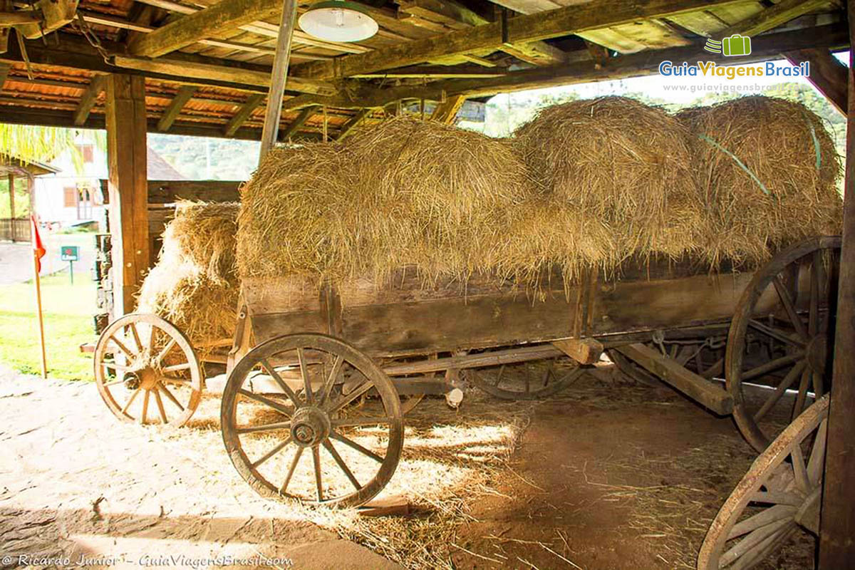 Imagem de carro de boi que era usado nas fazendas.