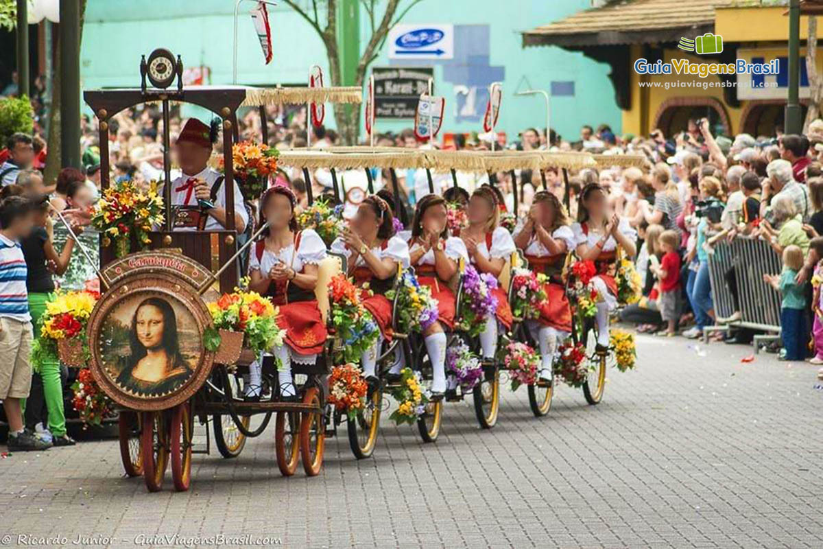 Imagem do desfile em Blumenau