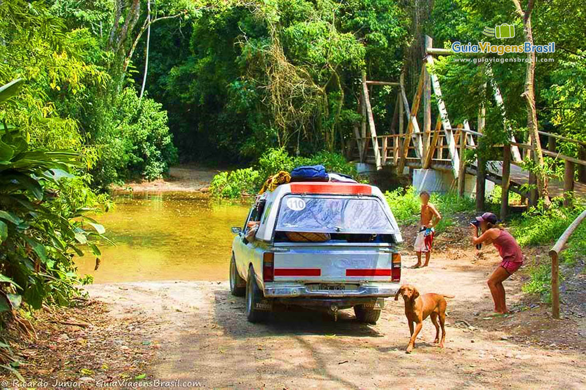 Imagem de turistas em carro quatro por quatro indo para Praia de Castelhanos.