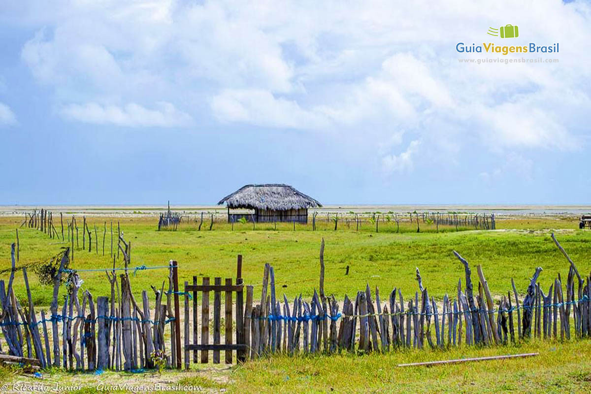 Imagem casa de bambu no Circuito Atins em Barreirinhas.