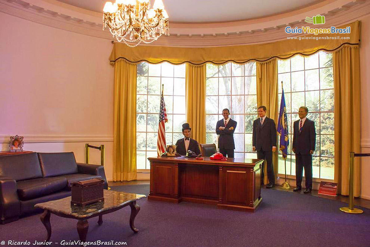 Imagem do presidente dos EUA na casa branca.