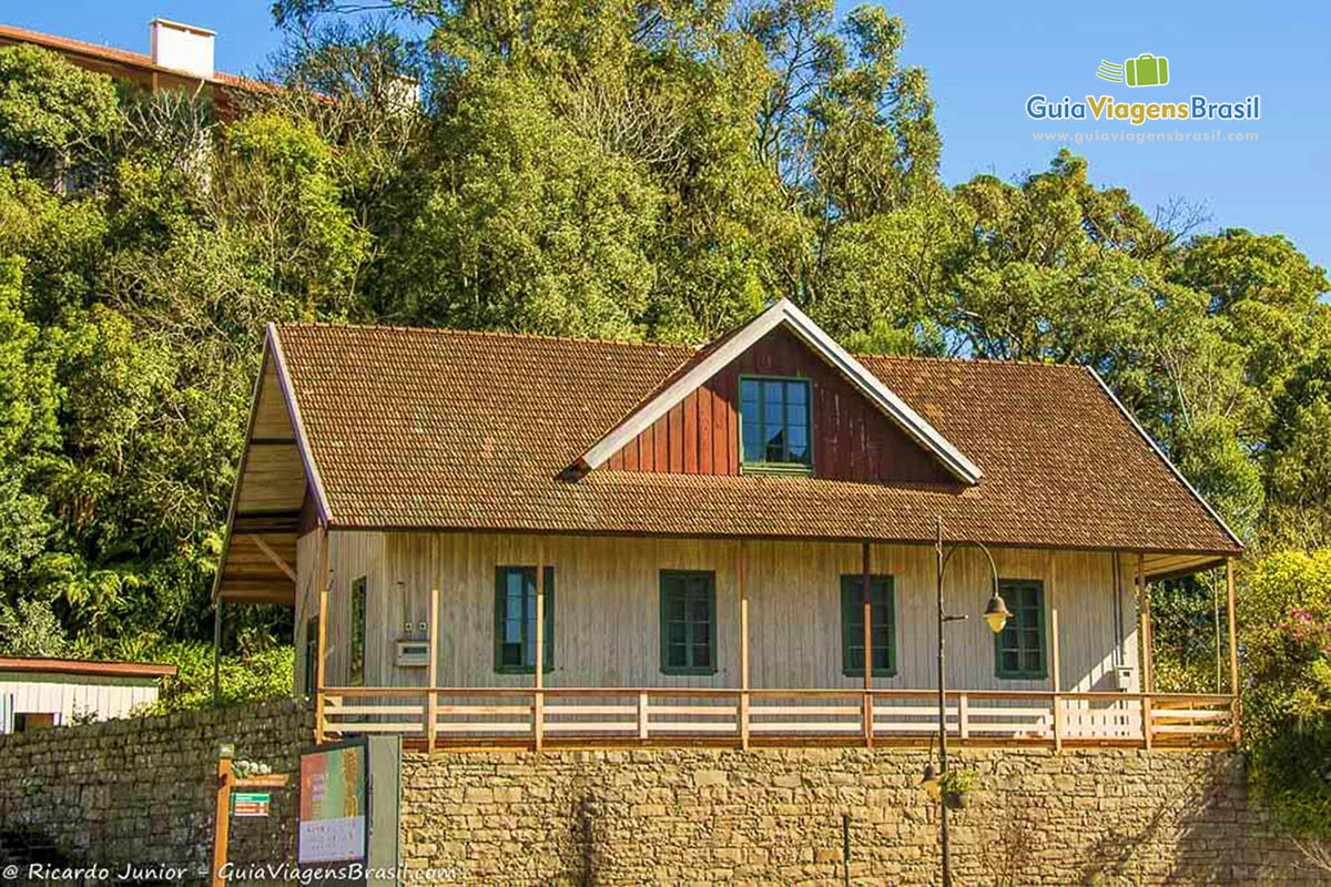 Imagem de uma casa de madeira no centro da cidade de Gramado.